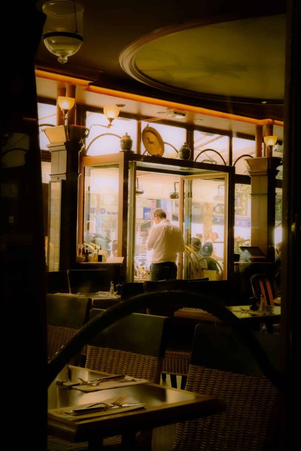Un café parisien, lieu de la soirée Géométrie de l’amour